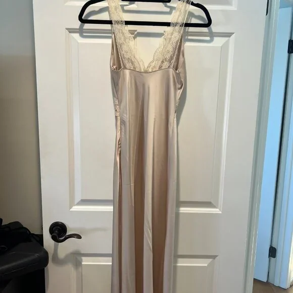 NEW WITH TAGS Abercrombie & Fitch Cream Satin/Lace Dress - Picture 2 of 3